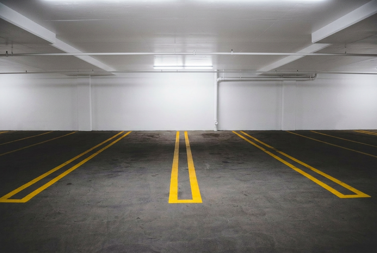Tiefgarage mit gelben Parkmarkierungen
