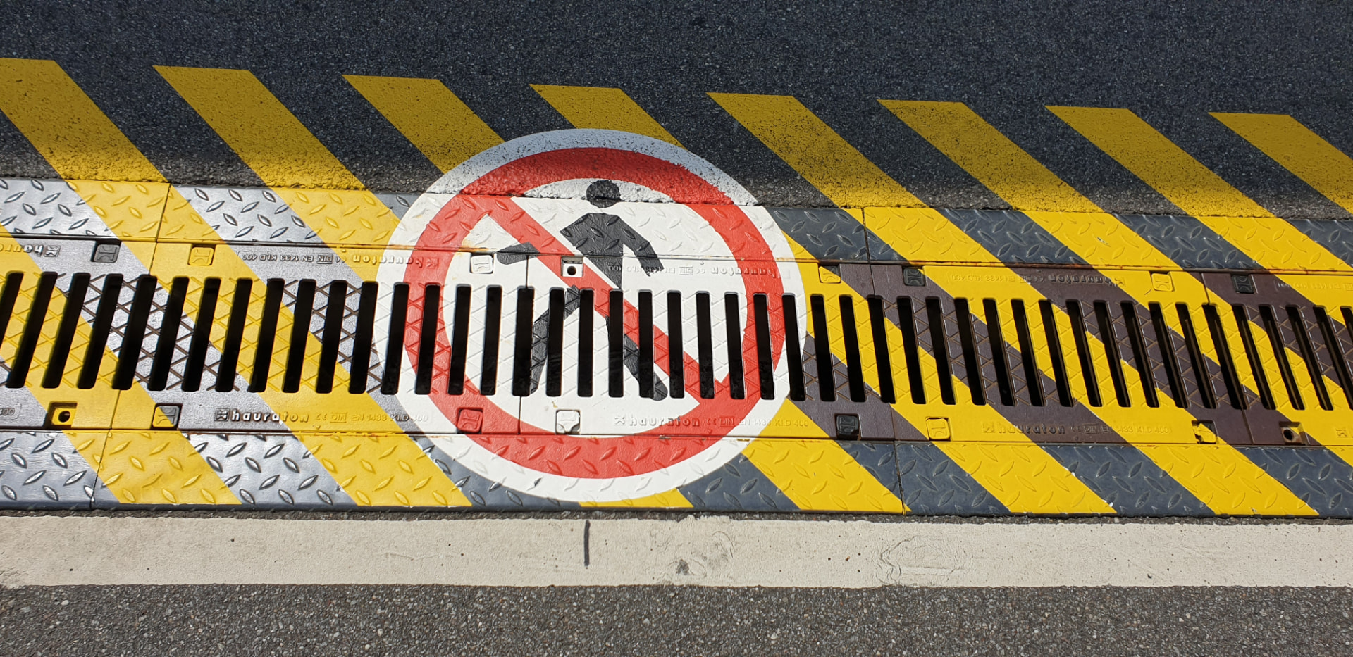 Bodenmarkierung mit Verbotsschild an einer Werkstraße