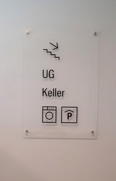 Orientierungsschild aus Acryl mit UG-Keller-Wegweisung