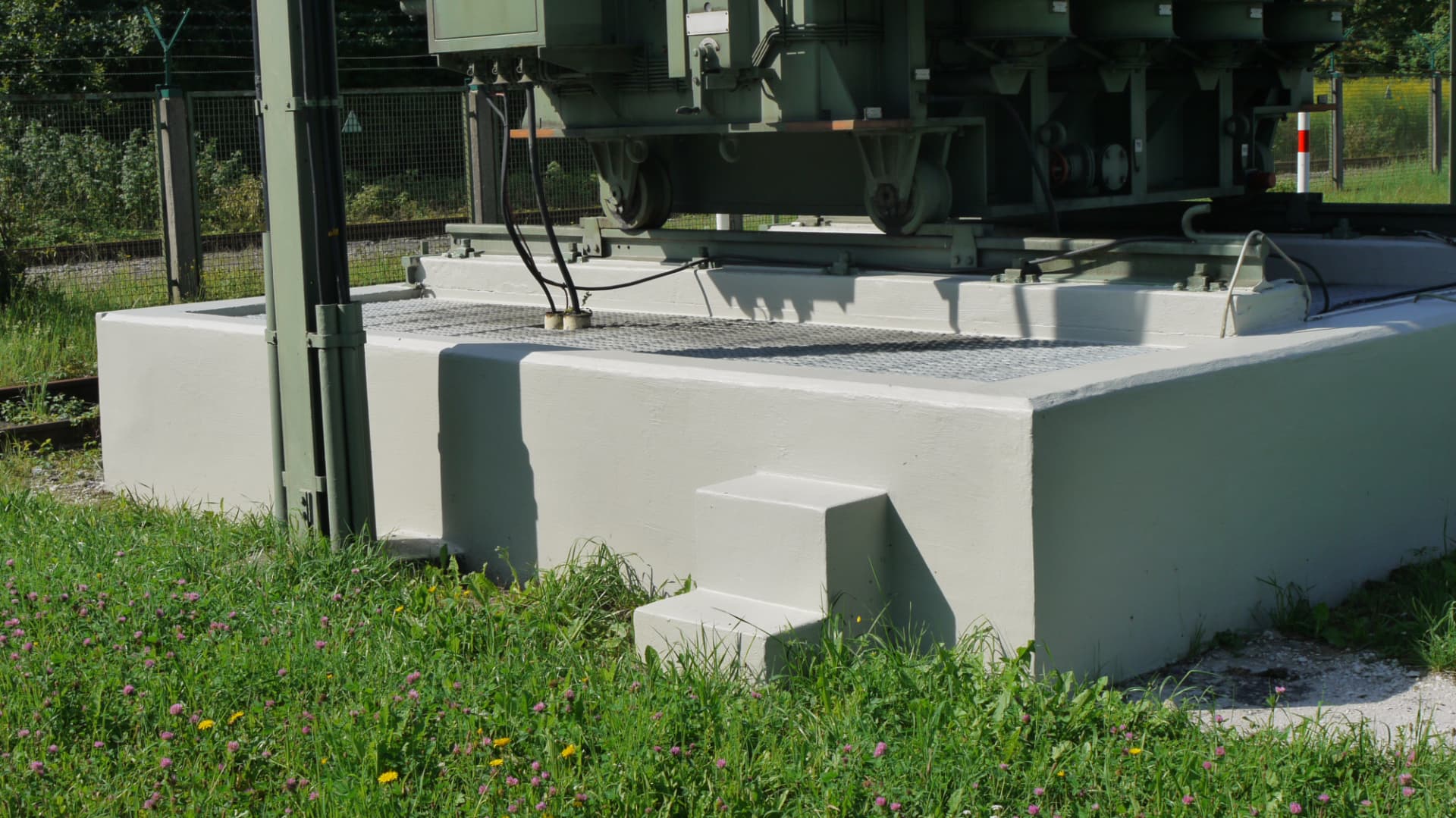 Instandgesetzter und beschichteter Betonsockel mit Auffangwanne im Umspannwerk