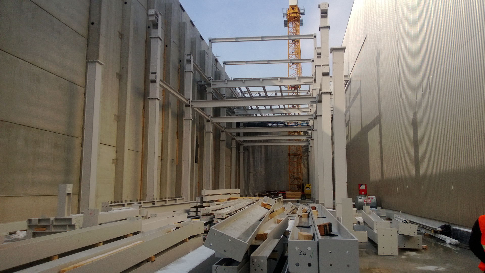 Weiß beschichtete Stahlbaustruktur mit Kran auf der Baustelle